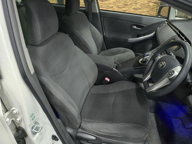 プリウス Ｓ　バックカメラ　アルミホイール　ＣＶＴ　スマートキー　アイドリングストップ　電動格納ミラー　盗難防止システム　衝突安全ボディ　ＡＢＳ　ＥＳＣ　エアコン　パワーステアリング　パワーウィンドウ（10枚目）