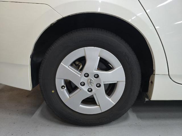 プリウス Ｓ　バックカメラ　アルミホイール　ＣＶＴ　スマートキー　アイドリングストップ　電動格納ミラー　盗難防止システム　衝突安全ボディ　ＡＢＳ　ＥＳＣ　エアコン　パワーステアリング　パワーウィンドウ（32枚目）
