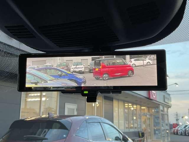 �X�}�[�g���[���~���[���t���Ă���܂��B�o�b�N�h�A�ɂ��Ă܂��J�����ƘA�����āA����̉f�������[���~���[�ɉf��܂��B