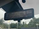 スマートルームミラーが付いております。バックドアについてますカメラと連動して、後方の映像がルームミラーに映ります。