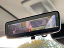 スマートルームミラーが付いております。バックドアについてますカメラと連動して、後方の映像がルームミラーに映ります。