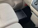 助手席シートの下にシートアンダーボックスがあり、収納に便利です。