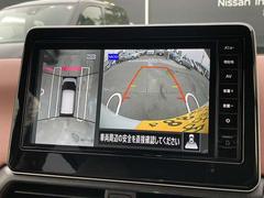 アラウンドビューモニターです。４つのカメラからの映像を合成・処理することで空から見下ろすような視点で周囲を確認でき、駐車時のクルマの位置確認がスムーズになります。 3