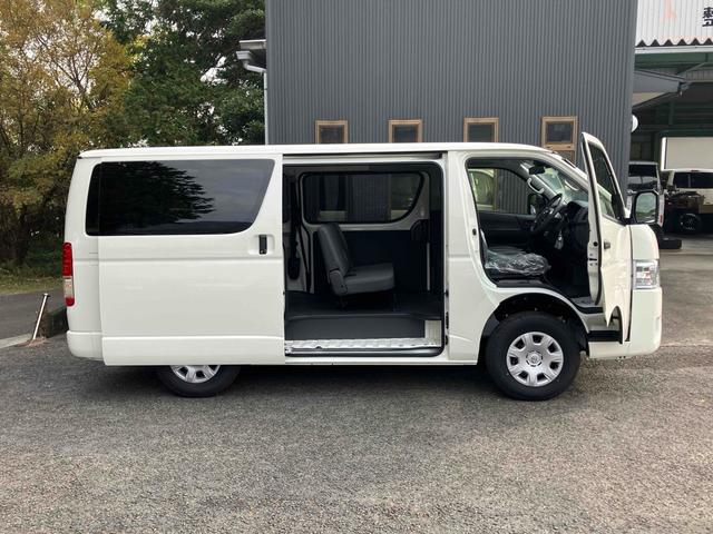 ハイエースバン DX GLパッケージ 4WD クリアランスソナー レーンアシスト 衝突被害軽減システム 両側スライドドア オートマチックハイビーム オートライト キーレスエントリー 電動格納ミラー AT 100V電源 ESC エアコン(5枚目)