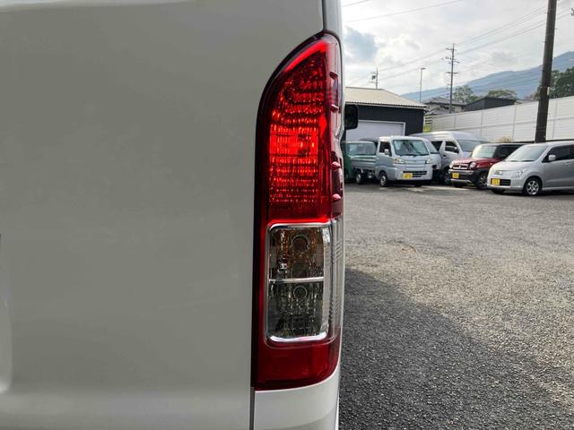 ハイエースバン DX GLパッケージ 4WD クリアランスソナー レーンアシスト 衝突被害軽減システム 両側スライドドア オートマチックハイビーム オートライト キーレスエントリー 電動格納ミラー AT 100V電源 ESC エアコン(17枚目)