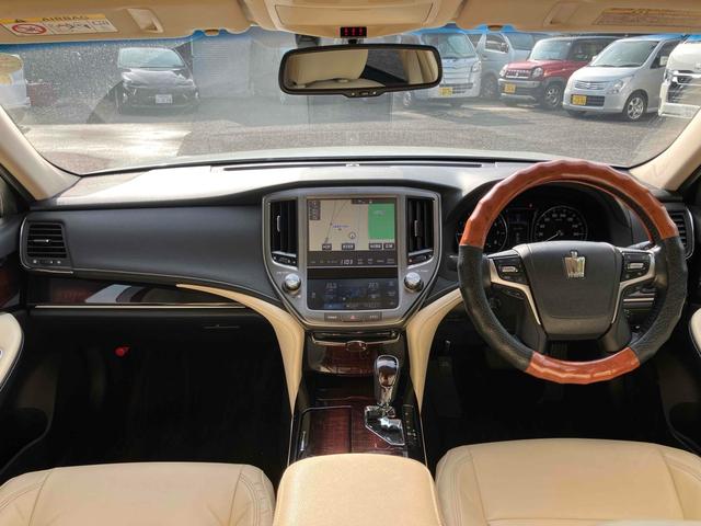 クラウン ロイヤルサルーン　ＥＴＣ　クリアランスソナー　オートクルーズコントロール　バックカメラ　ナビ　ＴＶ　アルミホイール　オートライト　ＬＥＤヘッドランプ　ＡＴ　スマートキー　電動格納ミラー　盗難防止システム　パワーシート（2枚目）