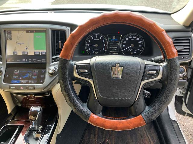 クラウン ロイヤルサルーン　ＥＴＣ　クリアランスソナー　オートクルーズコントロール　バックカメラ　ナビ　ＴＶ　アルミホイール　オートライト　ＬＥＤヘッドランプ　ＡＴ　スマートキー　電動格納ミラー　盗難防止システム　パワーシート（3枚目）