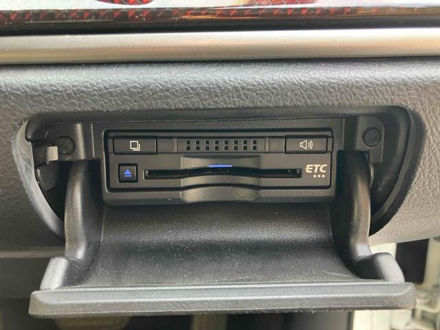 クラウン ロイヤルサルーン　ＥＴＣ　クリアランスソナー　オートクルーズコントロール　バックカメラ　ナビ　ＴＶ　アルミホイール　オートライト　ＬＥＤヘッドランプ　ＡＴ　スマートキー　電動格納ミラー　盗難防止システム　パワーシート（6枚目）