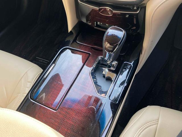 クラウン ロイヤルサルーン　ＥＴＣ　クリアランスソナー　オートクルーズコントロール　バックカメラ　ナビ　ＴＶ　アルミホイール　オートライト　ＬＥＤヘッドランプ　ＡＴ　スマートキー　電動格納ミラー　盗難防止システム　パワーシート（8枚目）