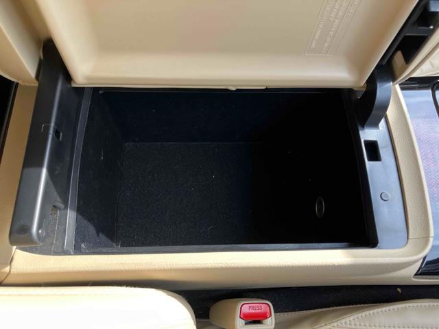 クラウン ロイヤルサルーン　ＥＴＣ　クリアランスソナー　オートクルーズコントロール　バックカメラ　ナビ　ＴＶ　アルミホイール　オートライト　ＬＥＤヘッドランプ　ＡＴ　スマートキー　電動格納ミラー　盗難防止システム　パワーシート（11枚目）