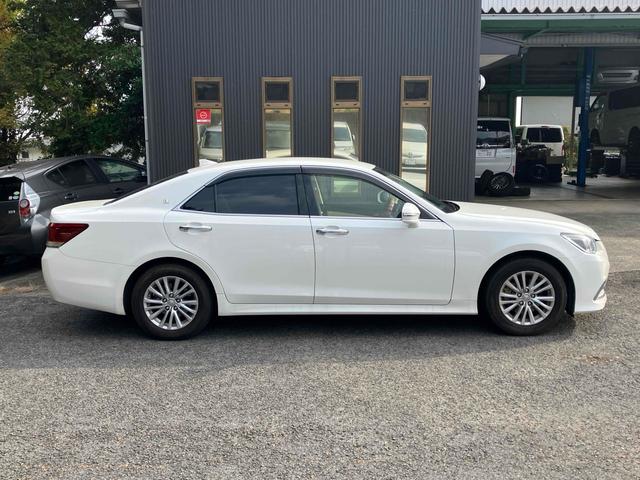 クラウン ロイヤルサルーン　ＥＴＣ　クリアランスソナー　オートクルーズコントロール　バックカメラ　ナビ　ＴＶ　アルミホイール　オートライト　ＬＥＤヘッドランプ　ＡＴ　スマートキー　電動格納ミラー　盗難防止システム　パワーシート（14枚目）