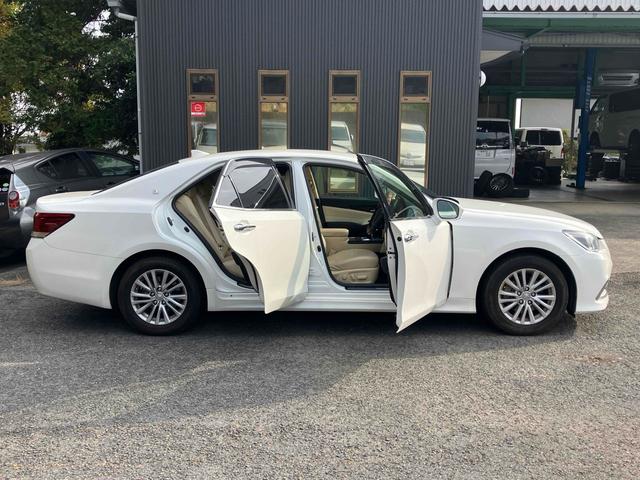 クラウン ロイヤルサルーン　ＥＴＣ　クリアランスソナー　オートクルーズコントロール　バックカメラ　ナビ　ＴＶ　アルミホイール　オートライト　ＬＥＤヘッドランプ　ＡＴ　スマートキー　電動格納ミラー　盗難防止システム　パワーシート（15枚目）