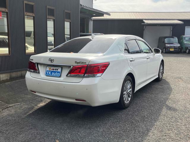 クラウン ロイヤルサルーン　ＥＴＣ　クリアランスソナー　オートクルーズコントロール　バックカメラ　ナビ　ＴＶ　アルミホイール　オートライト　ＬＥＤヘッドランプ　ＡＴ　スマートキー　電動格納ミラー　盗難防止システム　パワーシート（16枚目）