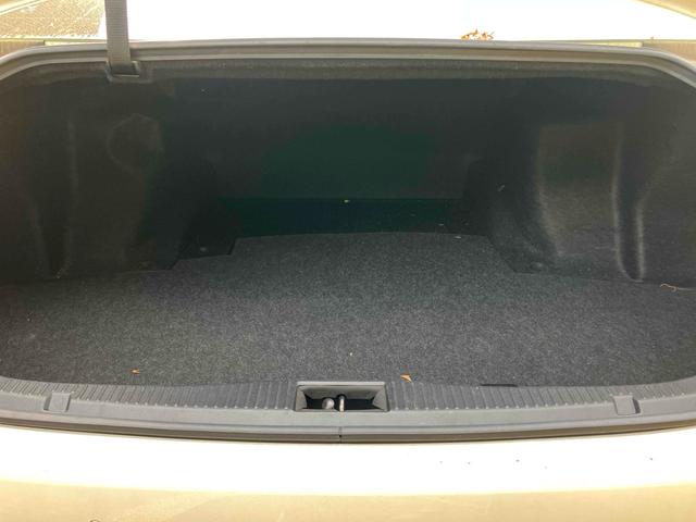 クラウン ロイヤルサルーン　ＥＴＣ　クリアランスソナー　オートクルーズコントロール　バックカメラ　ナビ　ＴＶ　アルミホイール　オートライト　ＬＥＤヘッドランプ　ＡＴ　スマートキー　電動格納ミラー　盗難防止システム　パワーシート（19枚目）