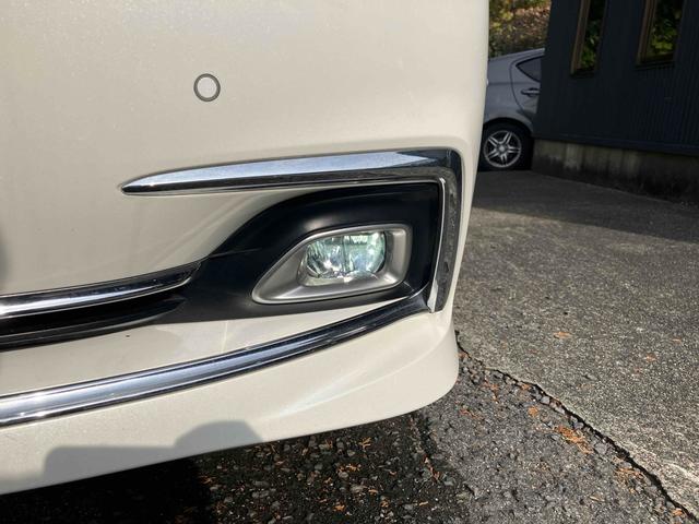 クラウン ロイヤルサルーン　ＥＴＣ　クリアランスソナー　オートクルーズコントロール　バックカメラ　ナビ　ＴＶ　アルミホイール　オートライト　ＬＥＤヘッドランプ　ＡＴ　スマートキー　電動格納ミラー　盗難防止システム　パワーシート（27枚目）