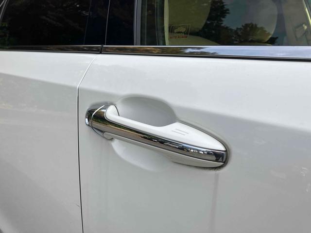 クラウン ロイヤルサルーン　ＥＴＣ　クリアランスソナー　オートクルーズコントロール　バックカメラ　ナビ　ＴＶ　アルミホイール　オートライト　ＬＥＤヘッドランプ　ＡＴ　スマートキー　電動格納ミラー　盗難防止システム　パワーシート（29枚目）