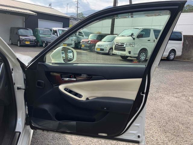 クラウン ロイヤルサルーン　ＥＴＣ　クリアランスソナー　オートクルーズコントロール　バックカメラ　ナビ　ＴＶ　アルミホイール　オートライト　ＬＥＤヘッドランプ　ＡＴ　スマートキー　電動格納ミラー　盗難防止システム　パワーシート（34枚目）