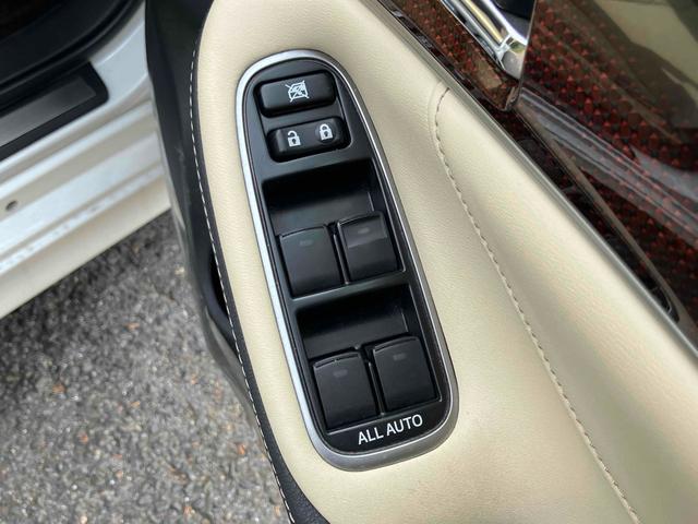 クラウン ロイヤルサルーン　ＥＴＣ　クリアランスソナー　オートクルーズコントロール　バックカメラ　ナビ　ＴＶ　アルミホイール　オートライト　ＬＥＤヘッドランプ　ＡＴ　スマートキー　電動格納ミラー　盗難防止システム　パワーシート（35枚目）