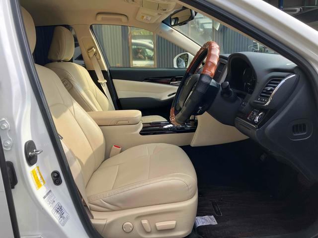 クラウン ロイヤルサルーン　ＥＴＣ　クリアランスソナー　オートクルーズコントロール　バックカメラ　ナビ　ＴＶ　アルミホイール　オートライト　ＬＥＤヘッドランプ　ＡＴ　スマートキー　電動格納ミラー　盗難防止システム　パワーシート（37枚目）