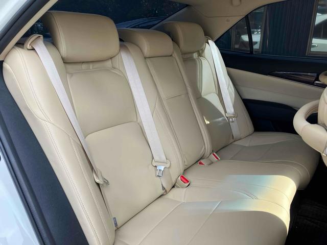 クラウン ロイヤルサルーン　ＥＴＣ　クリアランスソナー　オートクルーズコントロール　バックカメラ　ナビ　ＴＶ　アルミホイール　オートライト　ＬＥＤヘッドランプ　ＡＴ　スマートキー　電動格納ミラー　盗難防止システム　パワーシート（57枚目）