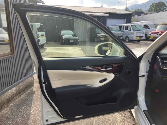 クラウン ロイヤルサルーン　ＥＴＣ　クリアランスソナー　オートクルーズコントロール　バックカメラ　ナビ　ＴＶ　アルミホイール　オートライト　ＬＥＤヘッドランプ　ＡＴ　スマートキー　電動格納ミラー　盗難防止システム　パワーシート（59枚目）