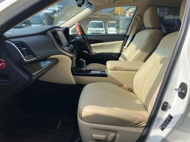 クラウン ロイヤルサルーン　ＥＴＣ　クリアランスソナー　オートクルーズコントロール　バックカメラ　ナビ　ＴＶ　アルミホイール　オートライト　ＬＥＤヘッドランプ　ＡＴ　スマートキー　電動格納ミラー　盗難防止システム　パワーシート（61枚目）