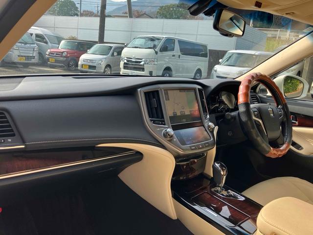 クラウン ロイヤルサルーン　ＥＴＣ　クリアランスソナー　オートクルーズコントロール　バックカメラ　ナビ　ＴＶ　アルミホイール　オートライト　ＬＥＤヘッドランプ　ＡＴ　スマートキー　電動格納ミラー　盗難防止システム　パワーシート（62枚目）