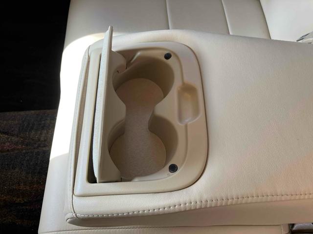 クラウン ロイヤルサルーン　ＥＴＣ　クリアランスソナー　オートクルーズコントロール　バックカメラ　ナビ　ＴＶ　アルミホイール　オートライト　ＬＥＤヘッドランプ　ＡＴ　スマートキー　電動格納ミラー　盗難防止システム　パワーシート（69枚目）