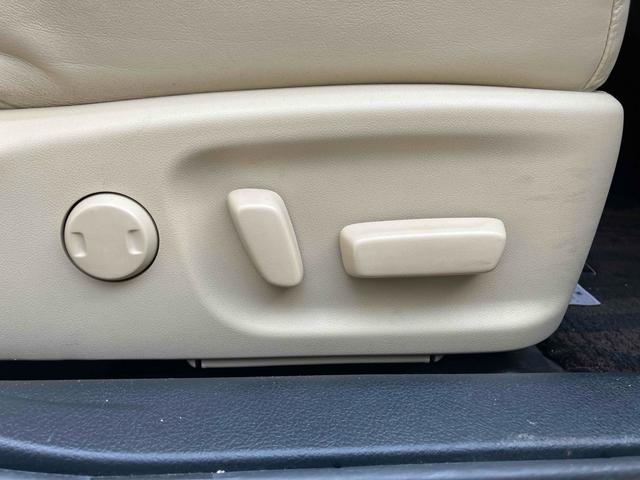 クラウン ロイヤルサルーン　ＥＴＣ　クリアランスソナー　オートクルーズコントロール　バックカメラ　ナビ　ＴＶ　アルミホイール　オートライト　ＬＥＤヘッドランプ　ＡＴ　スマートキー　電動格納ミラー　盗難防止システム　パワーシート（70枚目）