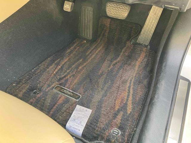 クラウン ロイヤルサルーン　ＥＴＣ　クリアランスソナー　オートクルーズコントロール　バックカメラ　ナビ　ＴＶ　アルミホイール　オートライト　ＬＥＤヘッドランプ　ＡＴ　スマートキー　電動格納ミラー　盗難防止システム　パワーシート（73枚目）