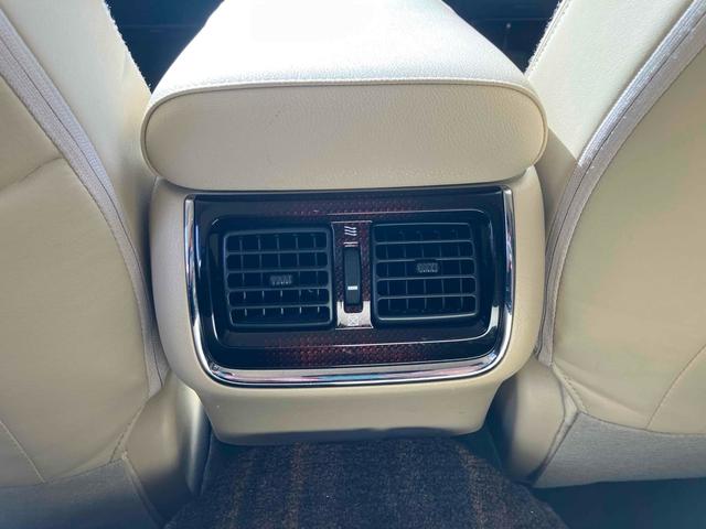 クラウン ロイヤルサルーン　ＥＴＣ　クリアランスソナー　オートクルーズコントロール　バックカメラ　ナビ　ＴＶ　アルミホイール　オートライト　ＬＥＤヘッドランプ　ＡＴ　スマートキー　電動格納ミラー　盗難防止システム　パワーシート（77枚目）