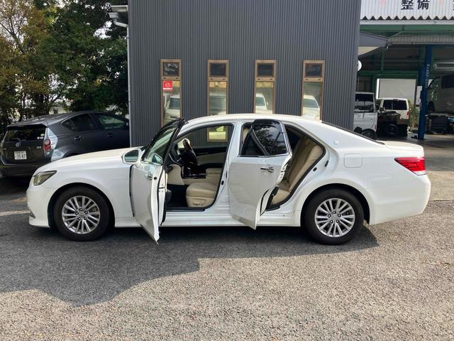 クラウン ロイヤルサルーン　ＥＴＣ　クリアランスソナー　オートクルーズコントロール　バックカメラ　ナビ　ＴＶ　アルミホイール　オートライト　ＬＥＤヘッドランプ　ＡＴ　スマートキー　電動格納ミラー　盗難防止システム　パワーシート（79枚目）