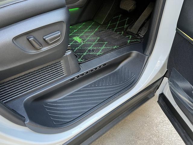 アルファードハイブリッド エグゼクティブラウンジ 1オーナー 禁煙 寒冷地仕様 メーカー保証 モデリスタエアロ&マフラー&シグネチャーイルミ&イルミルーフスポイラー RAYS20インチAW ユニバーサルステップ マルチカラーインテリアイルミネーション(46枚目)