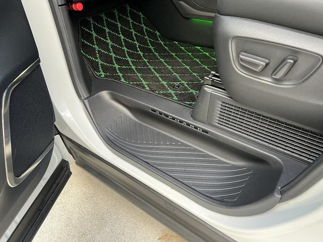 アルファードハイブリッド エグゼクティブラウンジ 1オーナー 禁煙 寒冷地仕様 メーカー保証 モデリスタエアロ&マフラー&シグネチャーイルミ&イルミルーフスポイラー RAYS20インチAW ユニバーサルステップ マルチカラーインテリアイルミネーション(50枚目)