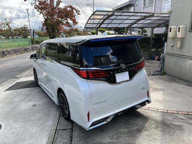 アルファードハイブリッド エグゼクティブラウンジ 1オーナー 禁煙 寒冷地仕様 メーカー保証 モデリスタエアロ&マフラー&シグネチャーイルミ&イルミルーフスポイラー RAYS20インチAW ユニバーサルステップ マルチカラーインテリアイルミネーション(66枚目)