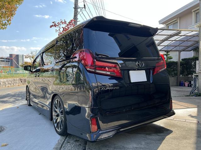 アルファード 3.5エグゼクティブラウンジS Wサンルーフ 黒革 禁煙車 LEDデイライト付TRDフルエアロ ローダウン レクサスRX20インチAW 内装アルカンターラ加工 メッキ部ブラックアウト ドライブレコーダー機能付デジタルインナーミラー(3枚目)