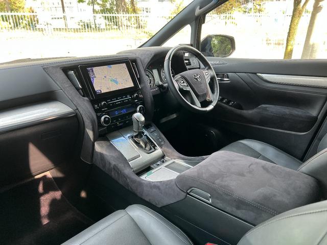 アルファード 3.5エグゼクティブラウンジS Wサンルーフ 黒革 禁煙車 LEDデイライト付TRDフルエアロ ローダウン レクサスRX20インチAW 内装アルカンターラ加工 メッキ部ブラックアウト ドライブレコーダー機能付デジタルインナーミラー(6枚目)