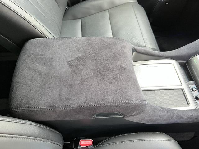 アルファード 3.5エグゼクティブラウンジS Wサンルーフ 黒革 禁煙車 LEDデイライト付TRDフルエアロ ローダウン レクサスRX20インチAW 内装アルカンターラ加工 メッキ部ブラックアウト ドライブレコーダー機能付デジタルインナーミラー(17枚目)
