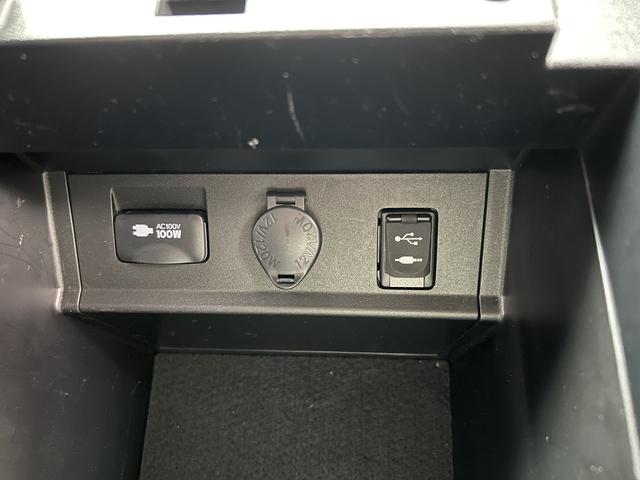 アルファード 3.5エグゼクティブラウンジS Wサンルーフ 黒革 禁煙車 LEDデイライト付TRDフルエアロ ローダウン レクサスRX20インチAW 内装アルカンターラ加工 メッキ部ブラックアウト ドライブレコーダー機能付デジタルインナーミラー(19枚目)