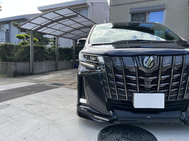 アルファード 3.5エグゼクティブラウンジS Wサンルーフ 黒革 禁煙車 LEDデイライト付TRDフルエアロ ローダウン レクサスRX20インチAW 内装アルカンターラ加工 メッキ部ブラックアウト ドライブレコーダー機能付デジタルインナーミラー(26枚目)