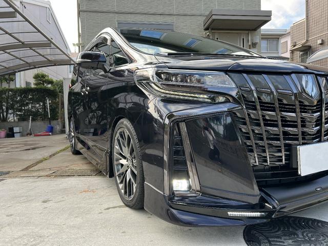 アルファード 3.5エグゼクティブラウンジS Wサンルーフ 黒革 禁煙車 LEDデイライト付TRDフルエアロ ローダウン レクサスRX20インチAW 内装アルカンターラ加工 メッキ部ブラックアウト ドライブレコーダー機能付デジタルインナーミラー(32枚目)