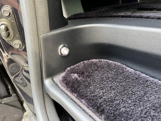 アルファード 3.5エグゼクティブラウンジS Wサンルーフ 黒革 禁煙車 LEDデイライト付TRDフルエアロ ローダウン レクサスRX20インチAW 内装アルカンターラ加工 メッキ部ブラックアウト ドライブレコーダー機能付デジタルインナーミラー(37枚目)