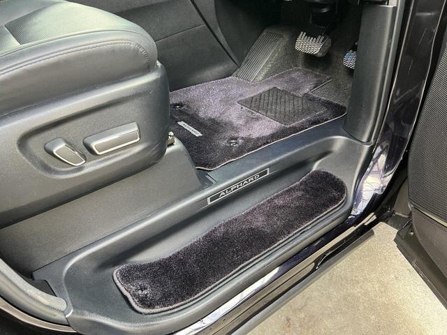 アルファード 3.5エグゼクティブラウンジS Wサンルーフ 黒革 禁煙車 LEDデイライト付TRDフルエアロ ローダウン レクサスRX20インチAW 内装アルカンターラ加工 メッキ部ブラックアウト ドライブレコーダー機能付デジタルインナーミラー(52枚目)