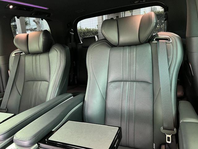 アルファード 3.5エグゼクティブラウンジS Wサンルーフ 黒革 禁煙車 LEDデイライト付TRDフルエアロ ローダウン レクサスRX20インチAW 内装アルカンターラ加工 メッキ部ブラックアウト ドライブレコーダー機能付デジタルインナーミラー(60枚目)