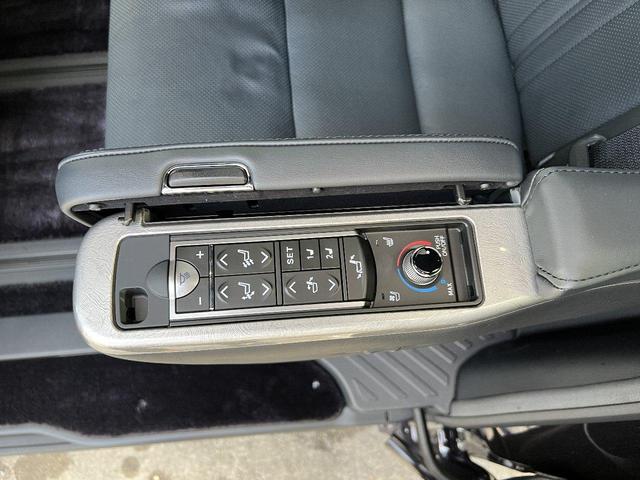 アルファード 3.5エグゼクティブラウンジS Wサンルーフ 黒革 禁煙車 LEDデイライト付TRDフルエアロ ローダウン レクサスRX20インチAW 内装アルカンターラ加工 メッキ部ブラックアウト ドライブレコーダー機能付デジタルインナーミラー(64枚目)