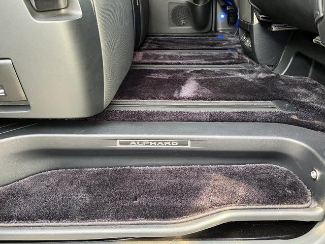 アルファード 3.5エグゼクティブラウンジS Wサンルーフ 黒革 禁煙車 LEDデイライト付TRDフルエアロ ローダウン レクサスRX20インチAW 内装アルカンターラ加工 メッキ部ブラックアウト ドライブレコーダー機能付デジタルインナーミラー(68枚目)