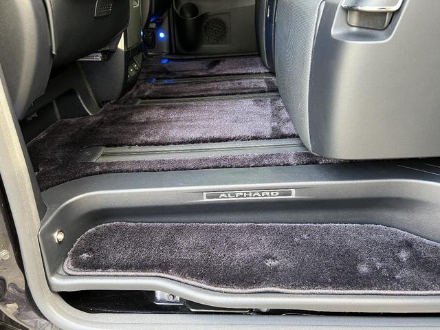 アルファード 3.5エグゼクティブラウンジS Wサンルーフ 黒革 禁煙車 LEDデイライト付TRDフルエアロ ローダウン レクサスRX20インチAW 内装アルカンターラ加工 メッキ部ブラックアウト ドライブレコーダー機能付デジタルインナーミラー(72枚目)