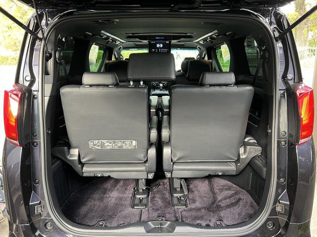 アルファード 3.5エグゼクティブラウンジS Wサンルーフ 黒革 禁煙車 LEDデイライト付TRDフルエアロ ローダウン レクサスRX20インチAW 内装アルカンターラ加工 メッキ部ブラックアウト ドライブレコーダー機能付デジタルインナーミラー(76枚目)