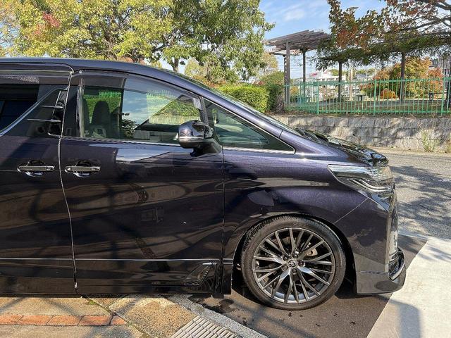 アルファード 3.5エグゼクティブラウンジS Wサンルーフ 黒革 禁煙車 LEDデイライト付TRDフルエアロ ローダウン レクサスRX20インチAW 内装アルカンターラ加工 メッキ部ブラックアウト ドライブレコーダー機能付デジタルインナーミラー(79枚目)