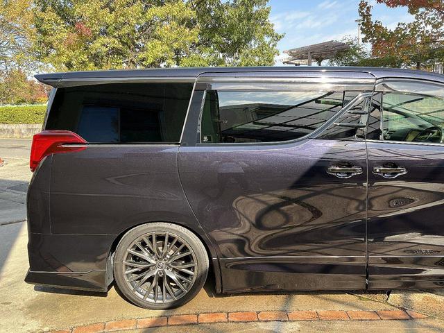 アルファード 3.5エグゼクティブラウンジS Wサンルーフ 黒革 禁煙車 LEDデイライト付TRDフルエアロ ローダウン レクサスRX20インチAW 内装アルカンターラ加工 メッキ部ブラックアウト ドライブレコーダー機能付デジタルインナーミラー(80枚目)